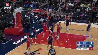 [Highlight] Embiid throws down the monster baseline jam!