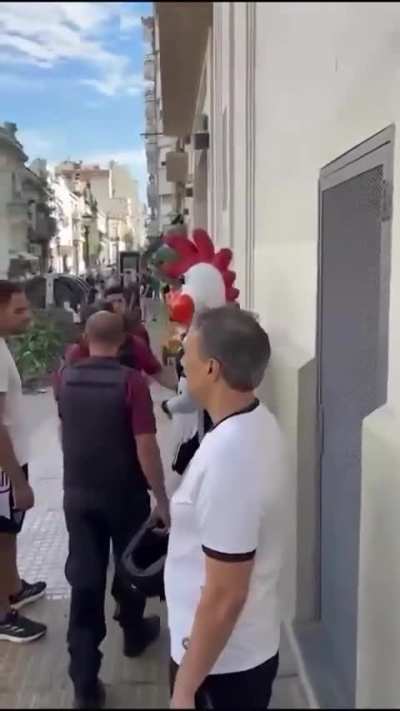 La mascota de Atlético Mineiro se quiso pasar de vivo y un Policía de la Ciudad le puso los puntos