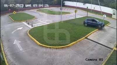El video de la señora que volco rindiendo para el carnet de conducir en Lanus