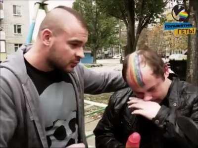 Russians catch a pedophile, punish and humiliate him