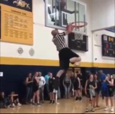 Ref gets ball unstuck from the hoop with insane strength