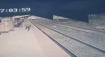 Filho de uma mãe cega cai nos trilhos enquanto um trem se aproxima