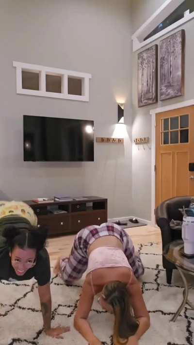 Like mother like daughter🍑