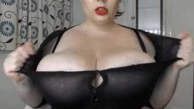 Just love huge titty cleavage