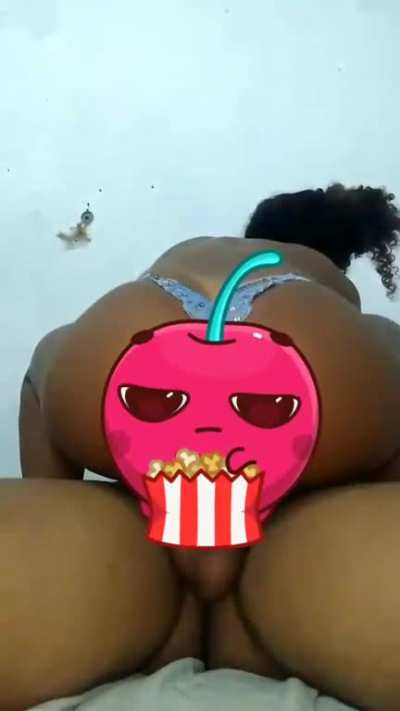 Mirian gabriela sentando