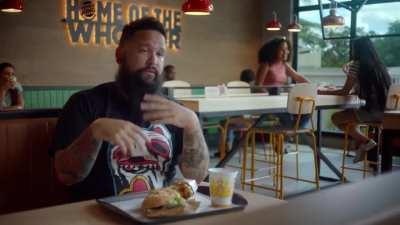 Burger King convoca Paulo Guedes “que realmente entende de economia” pra divulgar promoção