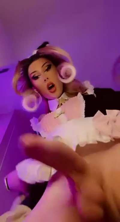 wanna get railed by the housemaid? 🥺