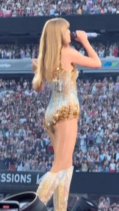 Taylor Swift and her amazing body!! So incredible 😱