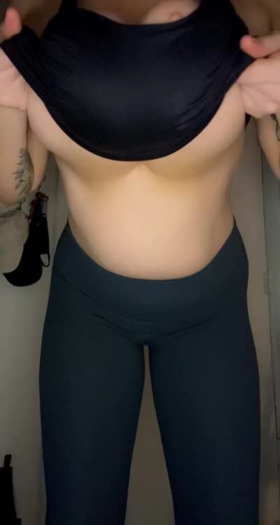 Are you into tall girls with big naturals? (drop)