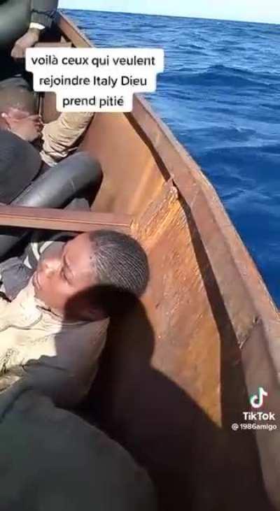 Migrants en route to Italy in the middle of the sea