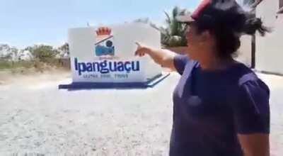 Moradores de Angelica no Rio Grande do Norte, denunciam que Bolsonaro inaugurou um poço (presencialmente), mas que depois da inauguração levaram a bomba. Tudo maquiagem para inauguração.