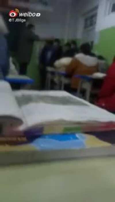 新疆老师暴打学生耳光，因地区敏感微博都删光了，我就发在这里