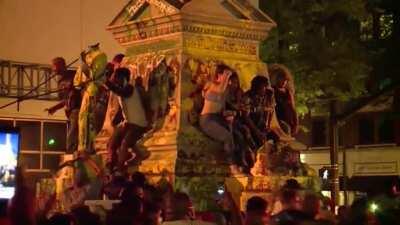 Guy stands right in front of confederate monument as it's pulled down (Portsmouth, VA)