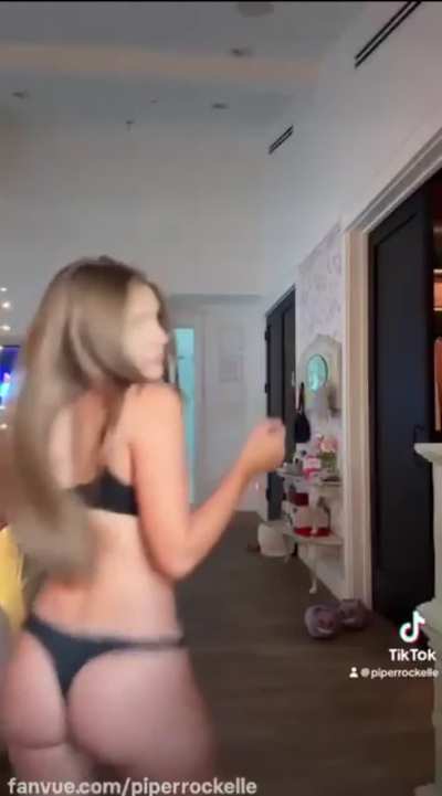 Piper shaking ass