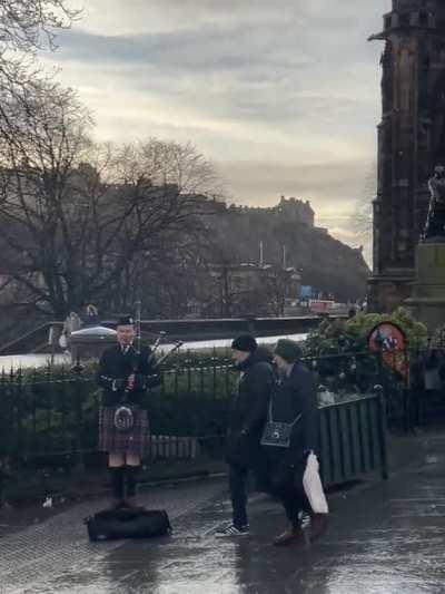 Ukrainian anthem being played today in the centre of Edinburgh, Scotland. Slava Ukraini!