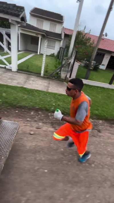 This garbage collector from Brazil. - crosspostando aqui