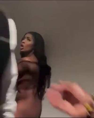 小黄人非洲操逼不给钱被烧尼美抓住