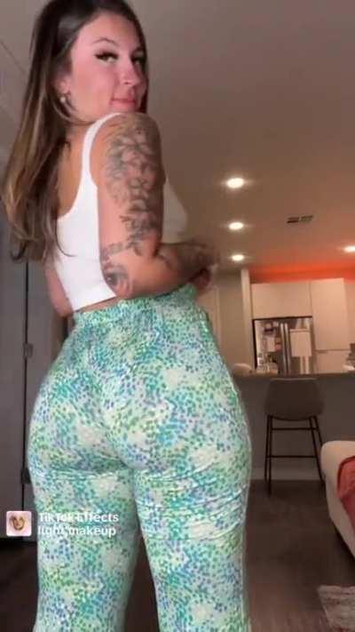 Lawd her 🍑 huge 👀💦