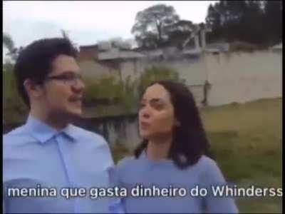 Isso poderia ser facilmente uma cena de South Park e a parte do carro me pegou demais