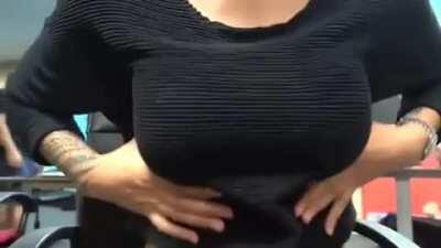 Geo jiggles her jugs