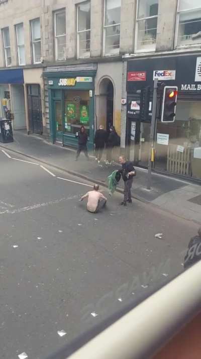 Fight seen from bus in Edinburgh