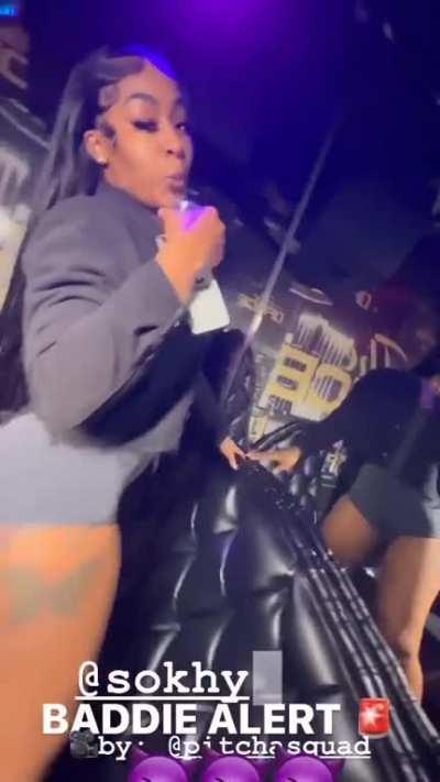 Khylia twerking her fat ass