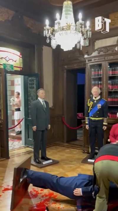 Activist in Mexico City 🇲🇽 destroys a wax statue of Israeli Prime Minister Benjamin Netanyahu 