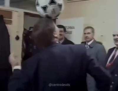 ⚽️Sir Alex showing his skills before United's game VS Galatasaray (1993)