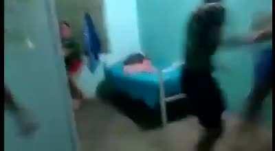 A rapaziada brigando pra quem vai matar o mucalol Primero no churrasco dos subs