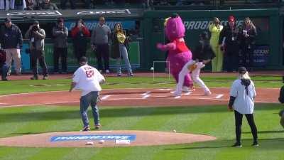 [Highlight] Travis Kelce channels his inner touchdown celebration spiking the first pitch