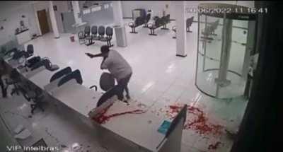 Robbery suspects gets shot in the neck