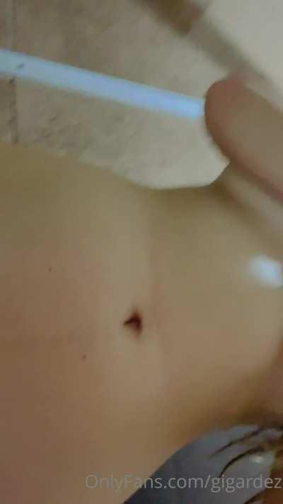 Que ganas de que se siente en mi cara