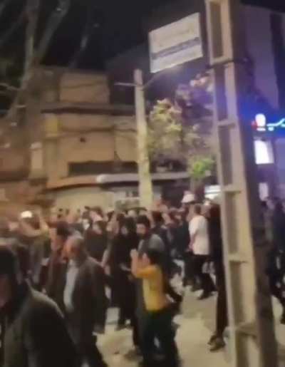 极权的崩溃始于枪口抬高一寸：当伊朗警察屌毛开始挥手