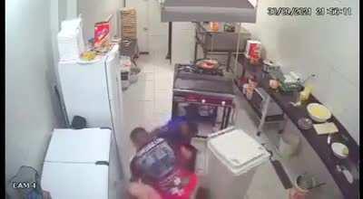 Peguem suas pipocas e assistam a essa maravilha.