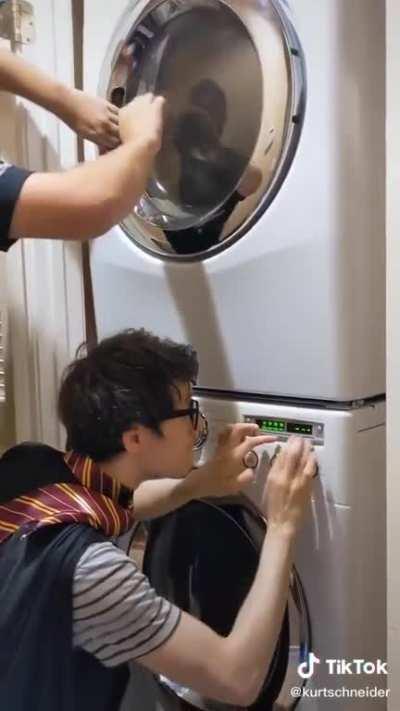 Harry Potter theme on a washing machine (Credit: @kurtschneider)