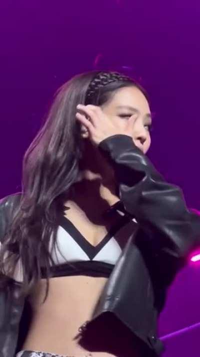 jennie - how can one be cute, seductive and gorgeous at the same time.