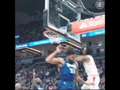 [highlight] Isaiah Hartenstein in the lockers room, showing Terance Mann and Paul George a replay of their pass and dunk