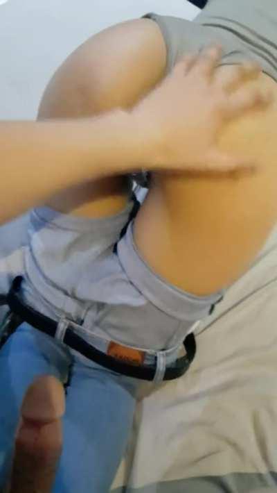 He likes to touch my pussy 😈🍑