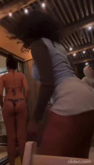 Raven Tracy bouncing her cheeks