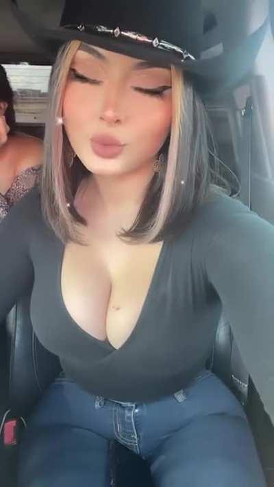 Black top and a cowboy hat 😍😍