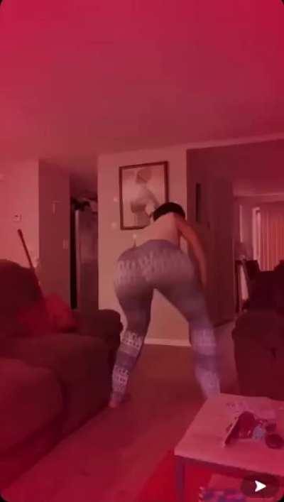 Lola even looks thicc doing house chores.