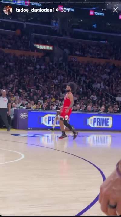 Tadoe and Ballout sitting courtside at the Laker game 😂