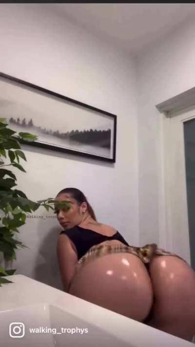 Latina oiled ass clapping