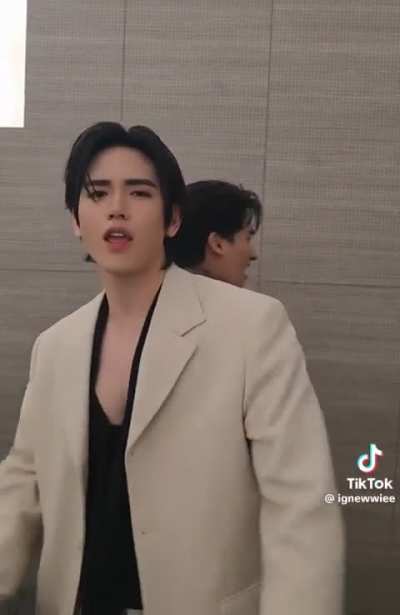 TayNew doing the rotating camera shot