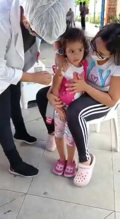 como é lindo ver nossas crianças se vacinando 🥰