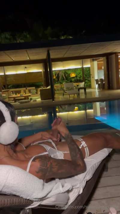 For all the neighbors to see full solo