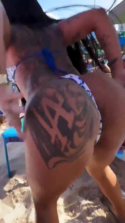 Ela anima a praia da galera - @daily.rosaa01