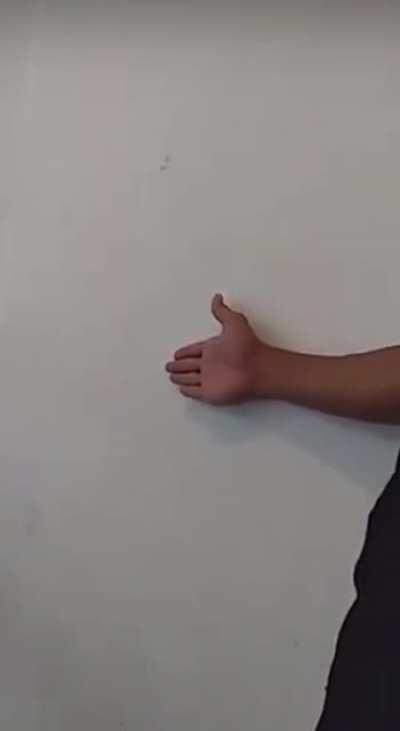 O menino que queria socar a mão do outro