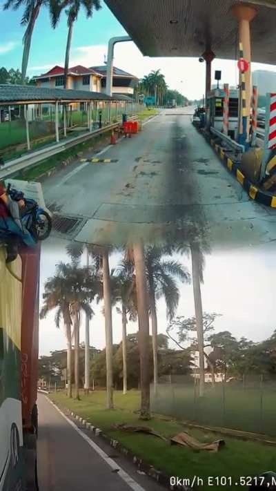 Kesas Toll: Bikers refuse to use toll free bike lane with so many excuses i.e. avoid roadblock. Lorry driver fed up and reversed from giving way for them