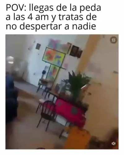 POV: llegas de la peda a las 4 am y tratas de no despertar a nadie